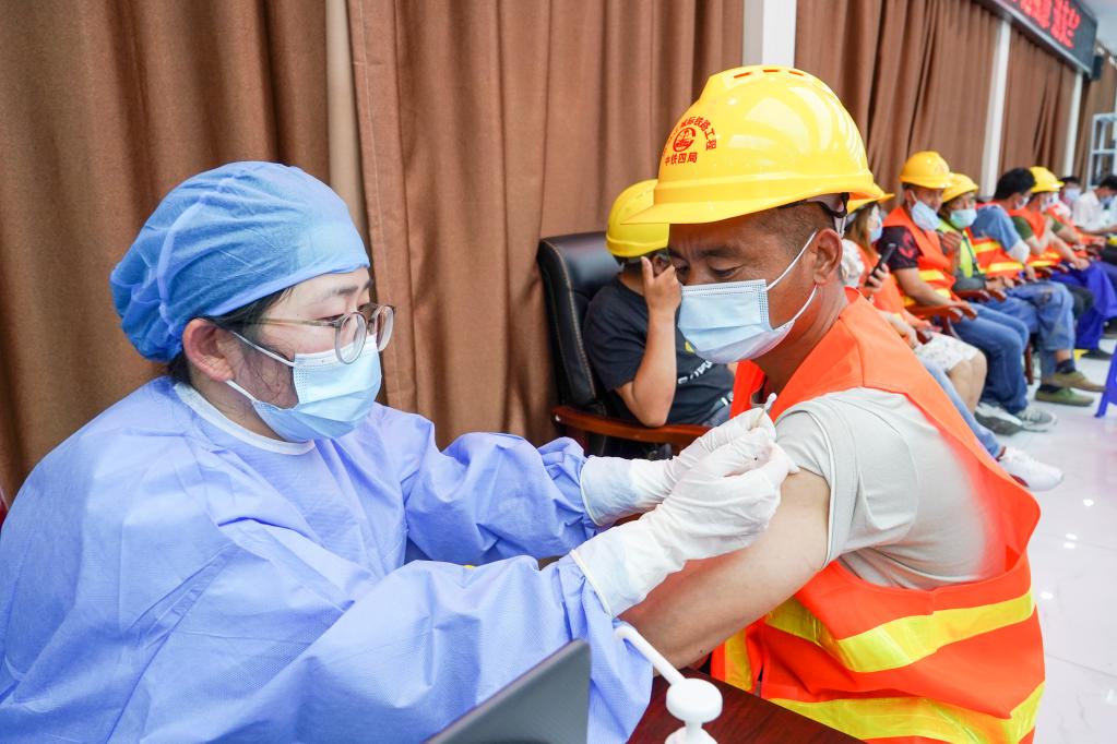 疫苗守护者守护下的温情与陪伴，疫情动态下的疫苗安全与日常关注