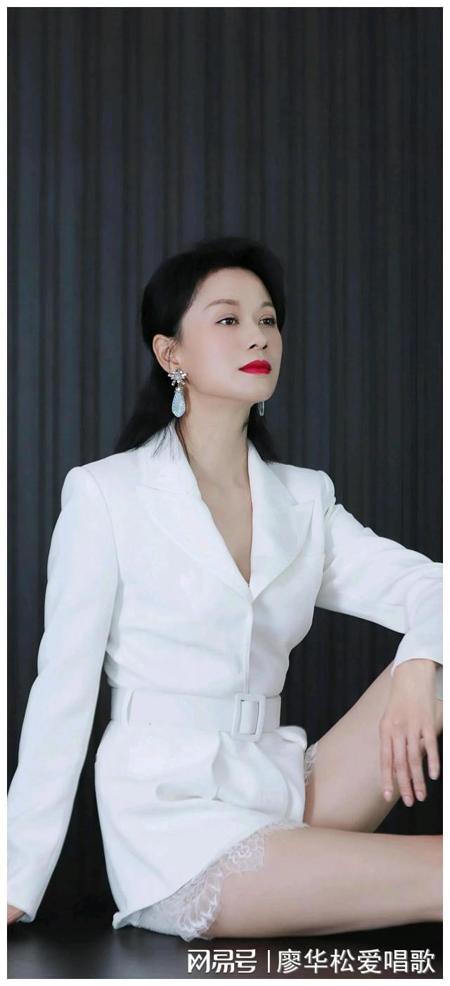 女演员张驰引领科技新品，未来生活尽在掌握